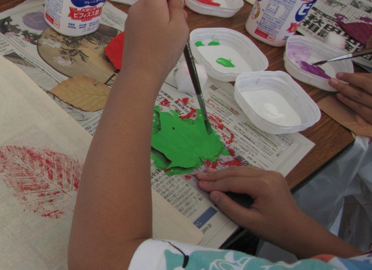 木の葉に絵の具を塗る