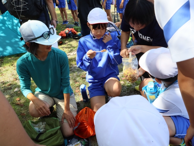 ハイカーさん手作りのグラノーラバーを試食