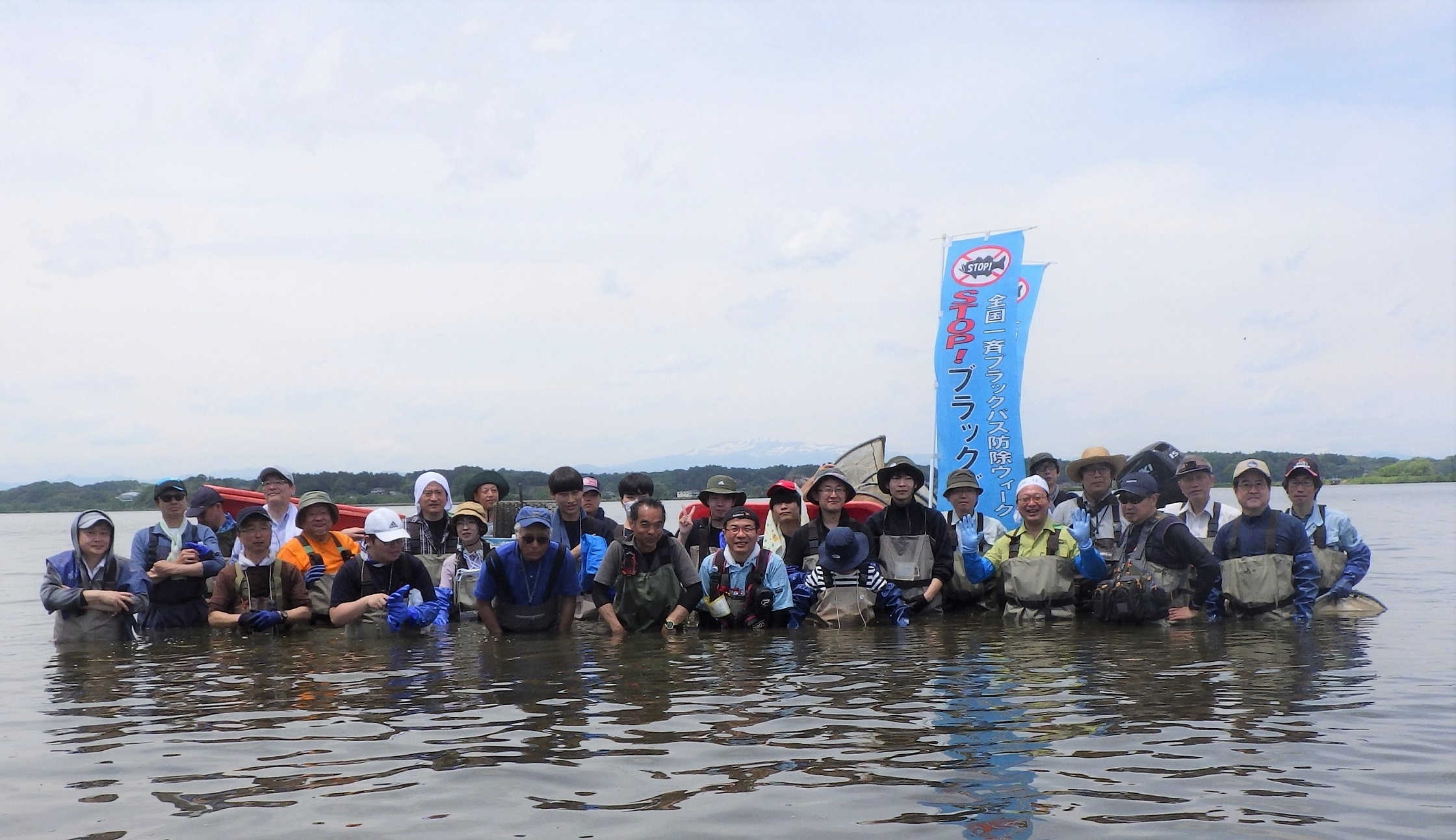 沼の中の記念撮影