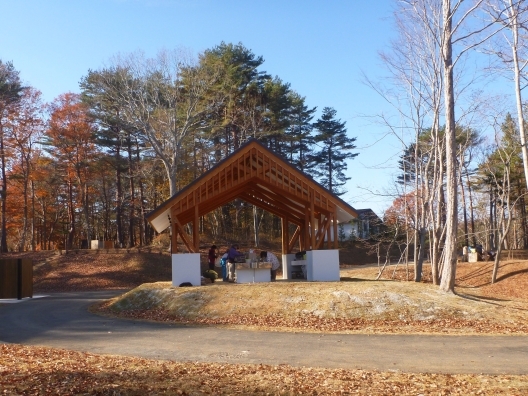 雑木に囲まれたキャンプ場にある木造の炊事棟