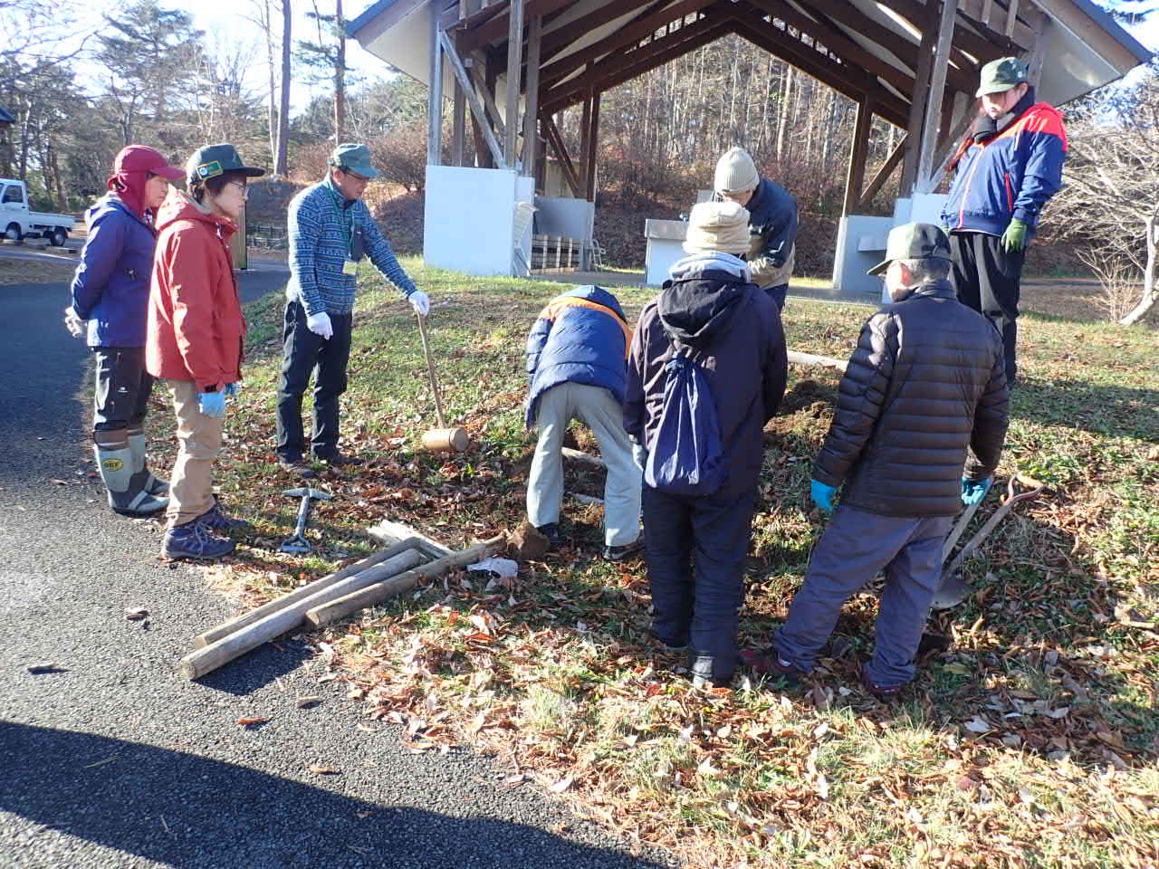 8名のボランティアが階段を作る場所に集まって作業をし始める