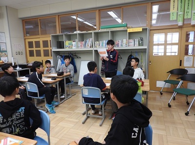 みんなの前で意見を発表する生徒