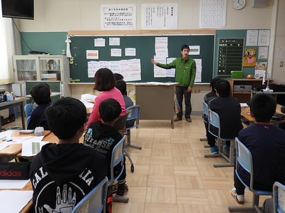 白神山地での保全・利用について小学生に説明するレンジャー