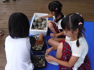 石を選ぶ子どもたち