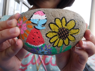 石に描いたヒマワリ、花火、かき氷