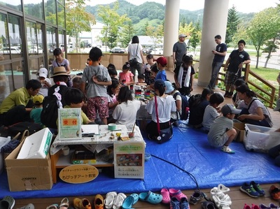 多くの人でにぎわう出店ブース
