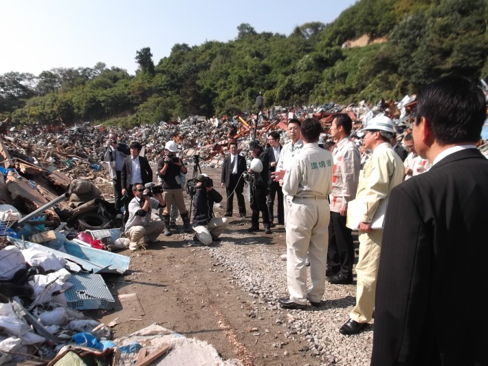 細野環境大臣の災害廃棄物仮置場視察